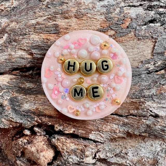 Love tag - circle medium 'hug me'