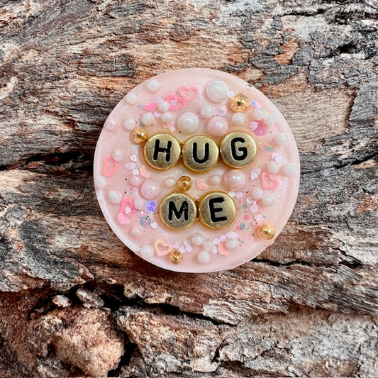 Love tag - circle medium 'hug me'