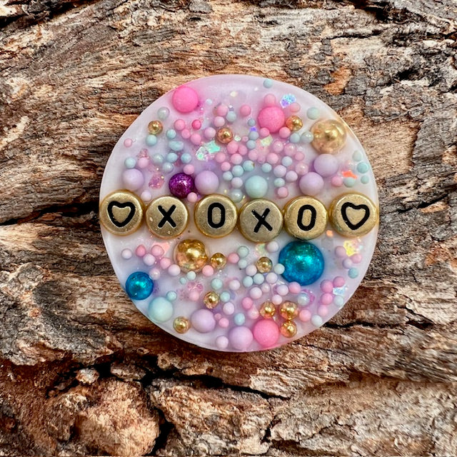 Love tag - circle large 'xoxo'