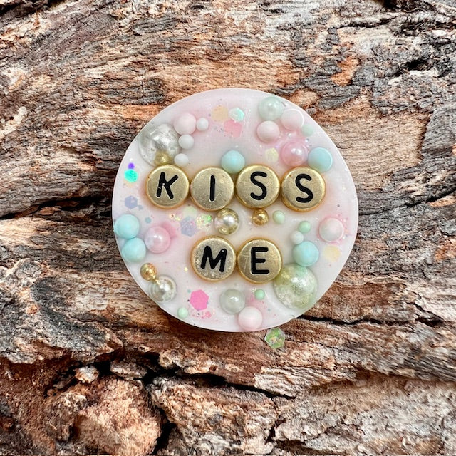 Love tag - circle medium 'kiss me'