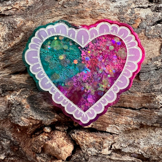 Scalloped heart tag