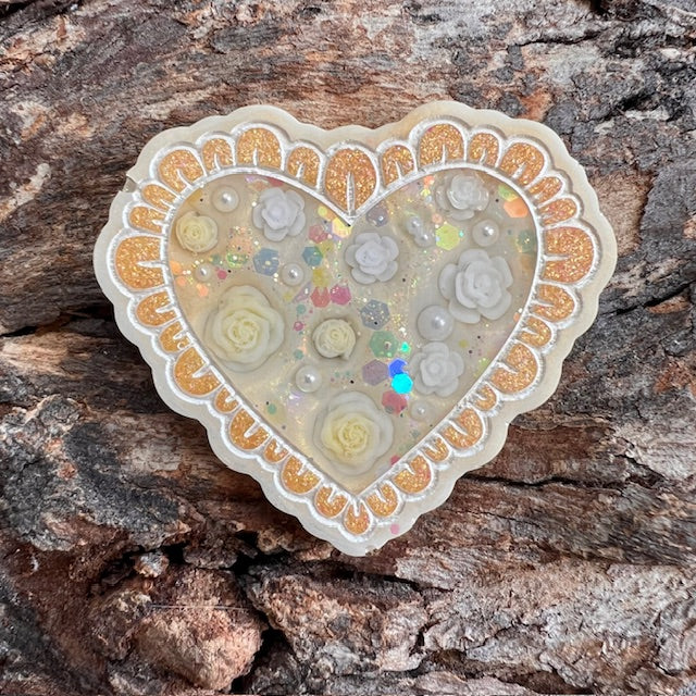 Scalloped heart tag